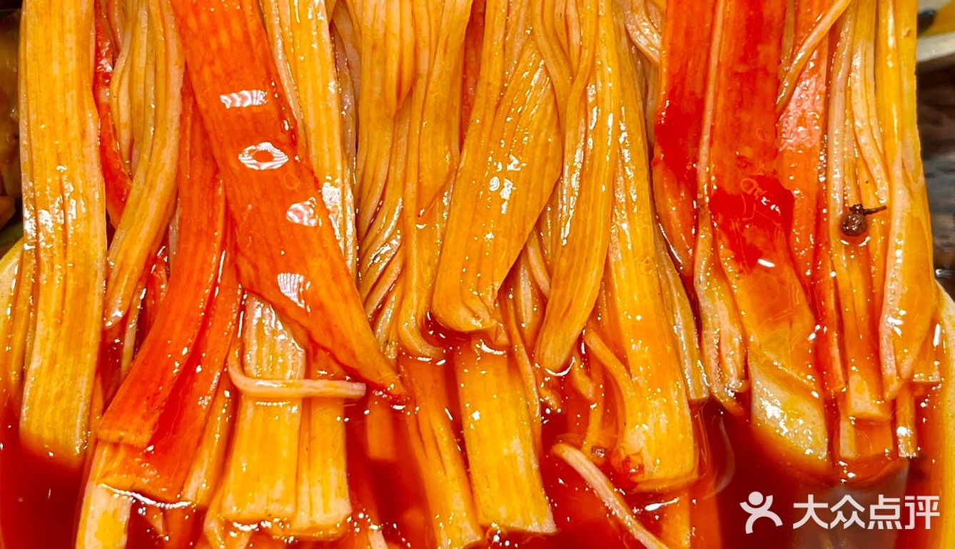 成都！老外冒雨来吃的社区火锅！现切牛肉9.9