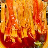 成都！老外冒雨来吃的社区火锅！现切牛肉9.9