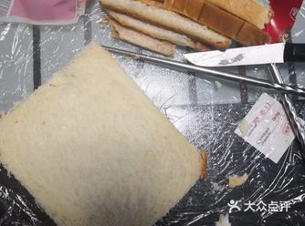 卷起来!然后整个放进蛋液里游个泳 放上烤盘