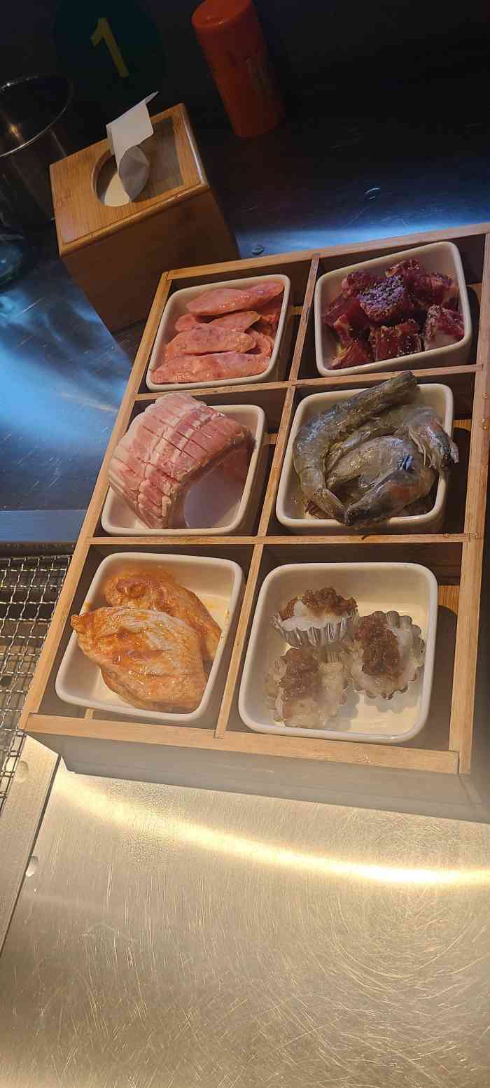 小马扎地摊烤肉-"在孟庄村口旁边,停车很方便!服务员小姐姐.