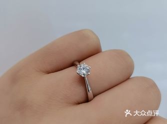 六爪皇冠，遵循少即是多的设计原则，略略抬高的戒身结合