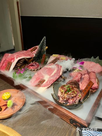 这里，每一口都是人间美味。W和牛烧肉，不仅是一家烤肉店