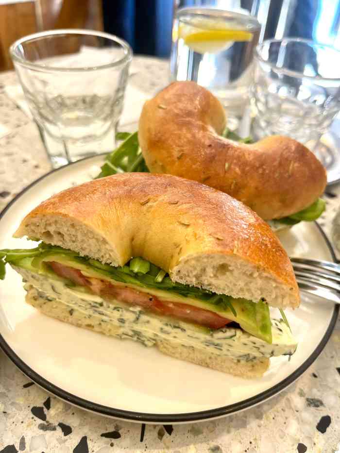 the daily bagel-"提前一天在微信订的 约好的时间到店 被告.