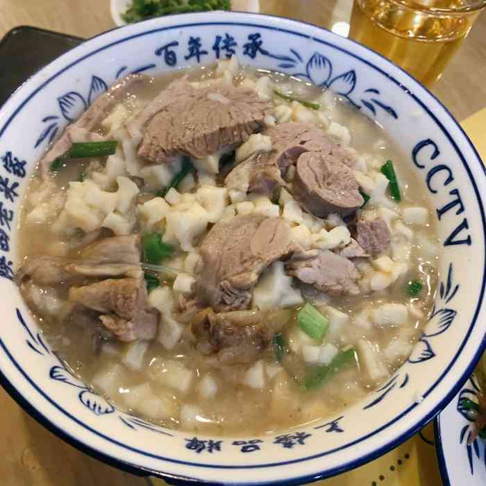 羊肉泡饃30塊一碗,兩個餅自己掰的,中午人也不多,餅掰好了叫服務員