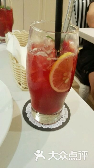 草莓樱桃特调冰茶