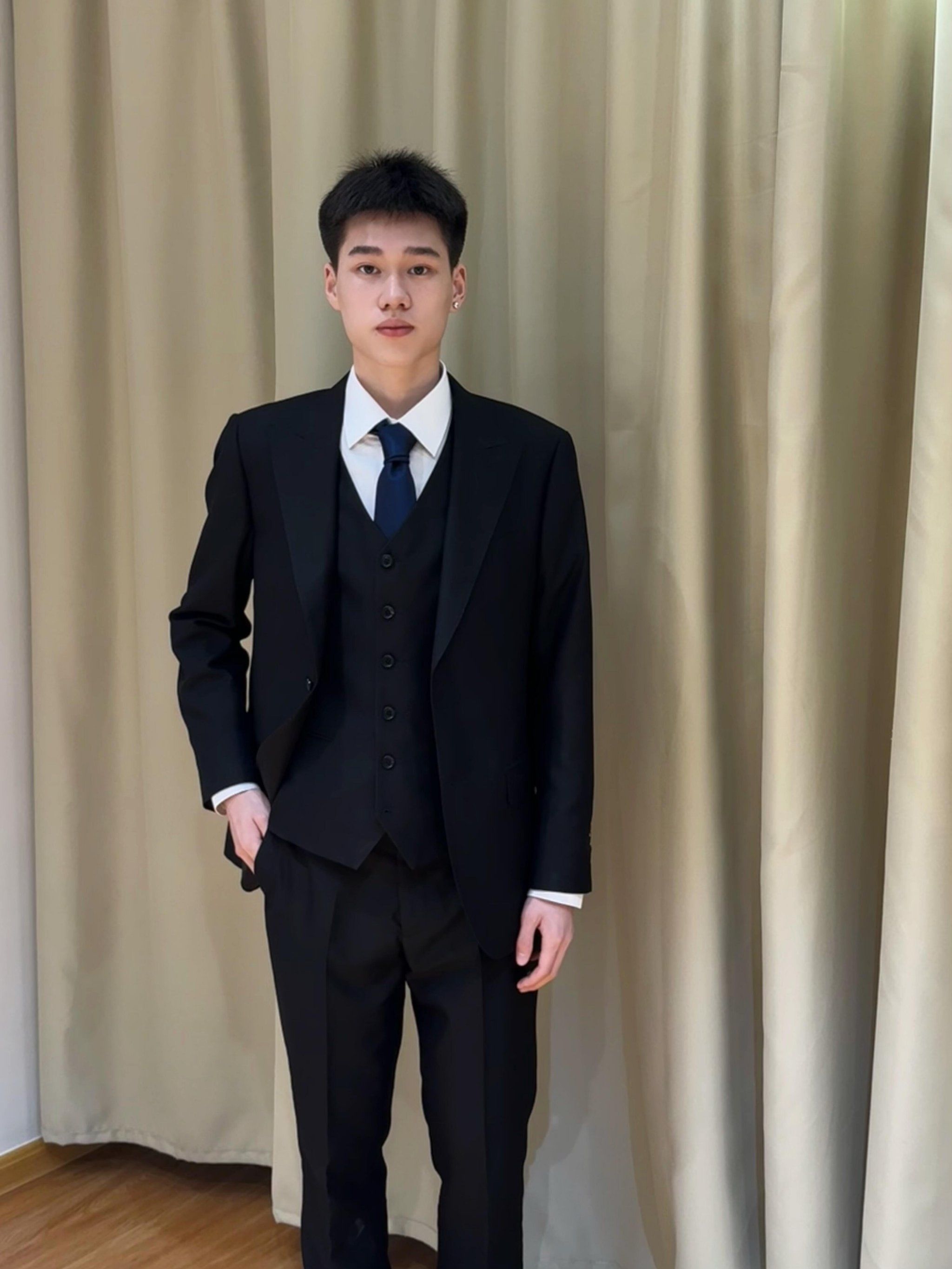 「婚礼上的璀璨焦点:男士黑色西服穿搭指南」