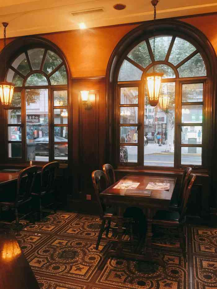 德大西餐社-"位于南京西路上百年老店【德大西餐社】环境.
