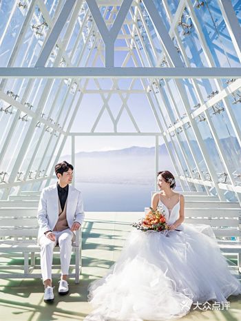 她像三月的花开 开成满山的花海 海上歌声婉转悠扬