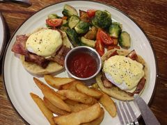 班尼迪克蛋配沙律菜薯角-LIFE'S拉啡斯(客天下·君临长安店)