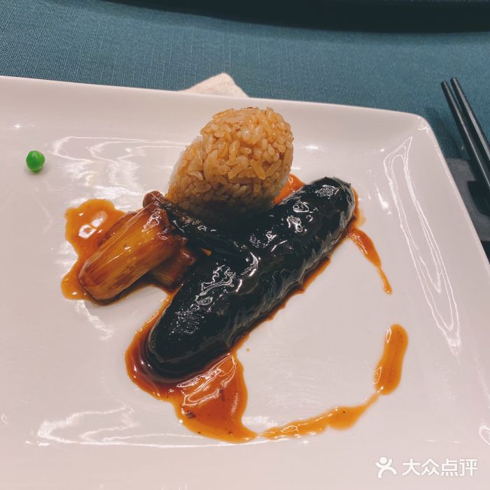 鲁采LU STYLE(新天地店)葱烧海参配乌米菌图片