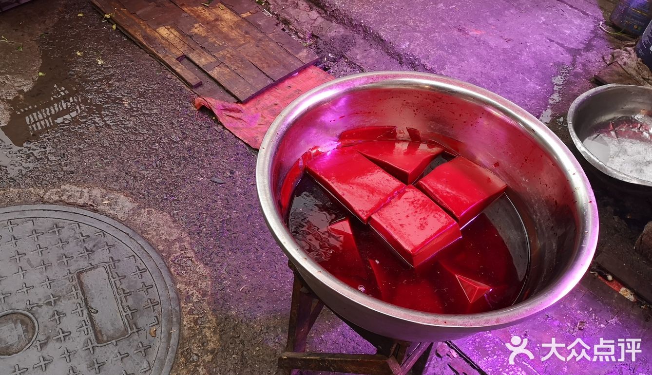 贵阳的街道有的时候会让我想起尖沙咀后面儿的庙街