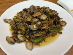 茄丝炒小鲍鱼-方国老头包子·39年威海本地老字号•小船海鲜疙瘩汤