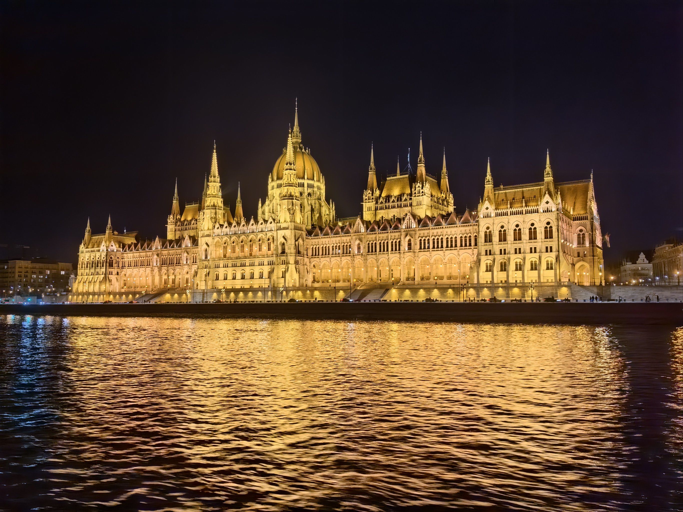 多瑙河游船夜景美