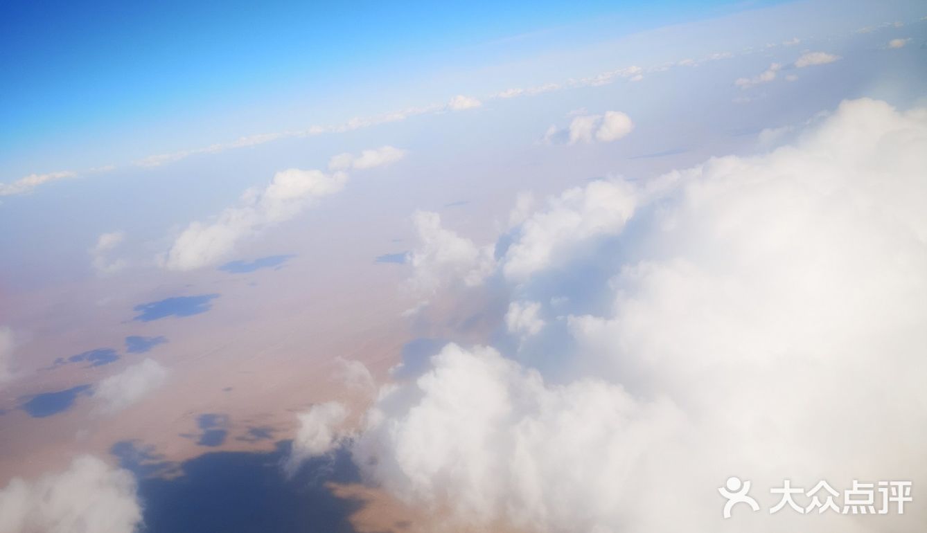 天空很蓝，几朵白云就像是画上去似的，天空和白云都很干净