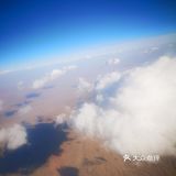 天空很蓝，几朵白云就像是画上去似的，天空和白云都很干净