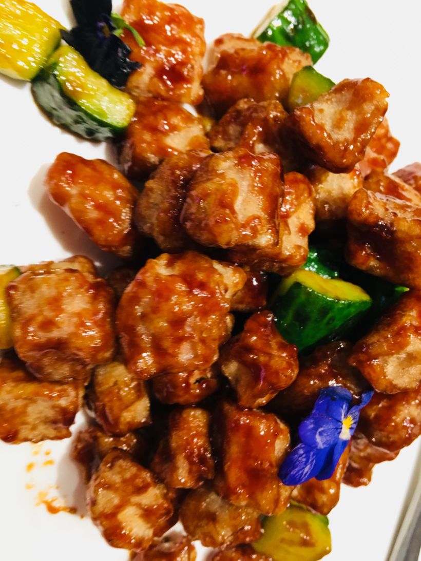酱爆肉丁,必点!肉丁外焦里嫩,酱香浓郁,百吃不厌,同学爱的不停口哦