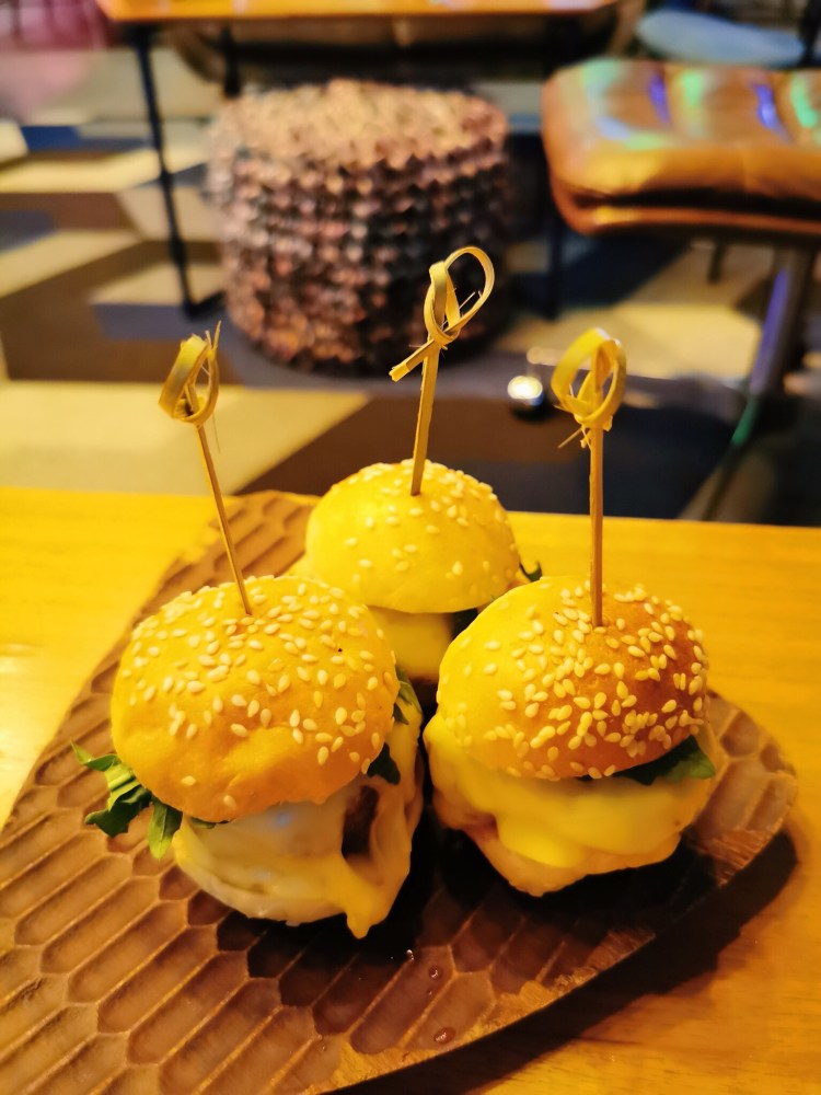 「冰淇淋牛肉塔」,虽然是生牛肉,很新鲜,推荐拌着冰淇淋吃味道更佳.