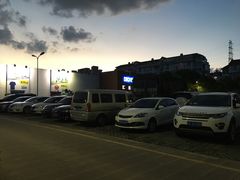 -迪卡侬运动专业超市-停车场