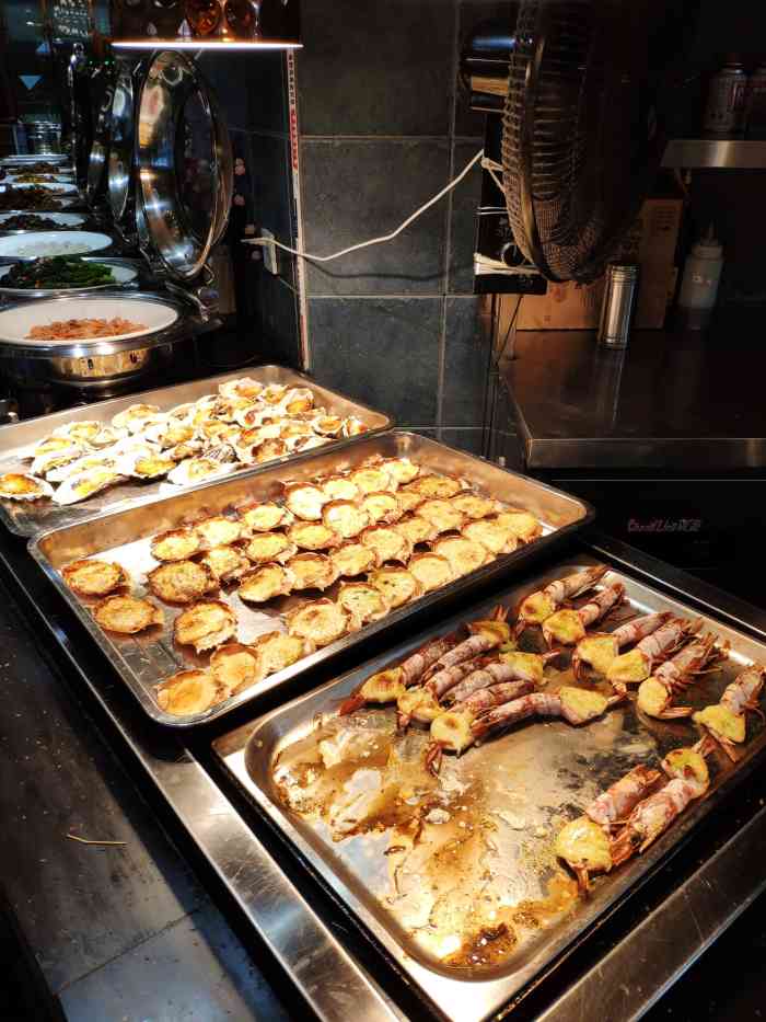 五月罗马海鲜自助餐厅-"德思勤的自助餐厅,工作日的晚上来的,不用.