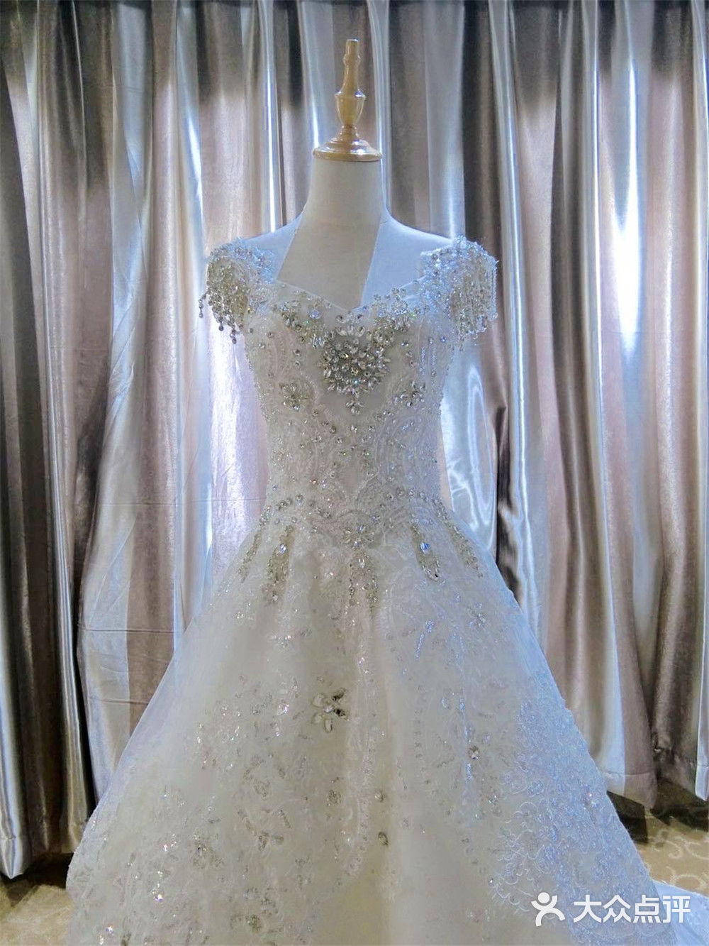 蒂尔婚纱礼服馆