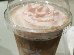 珞珈樱花拿铁-瑞幸咖啡(镇江新城吾悦广场店)