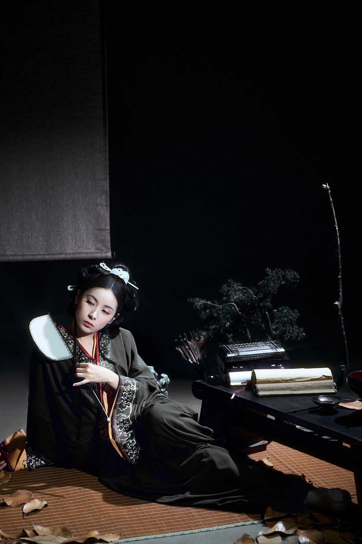黑色战国袍的宿命感直接拉满✨光影汉服写真