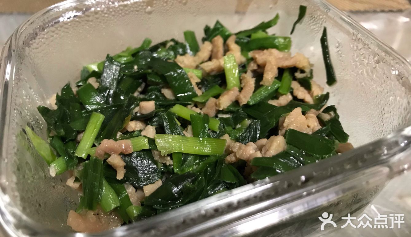 锅中放油，将牛肉丝炒熟 韭菜洗干净，切好