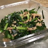 锅中放油，将牛肉丝炒熟 韭菜洗干净，切好