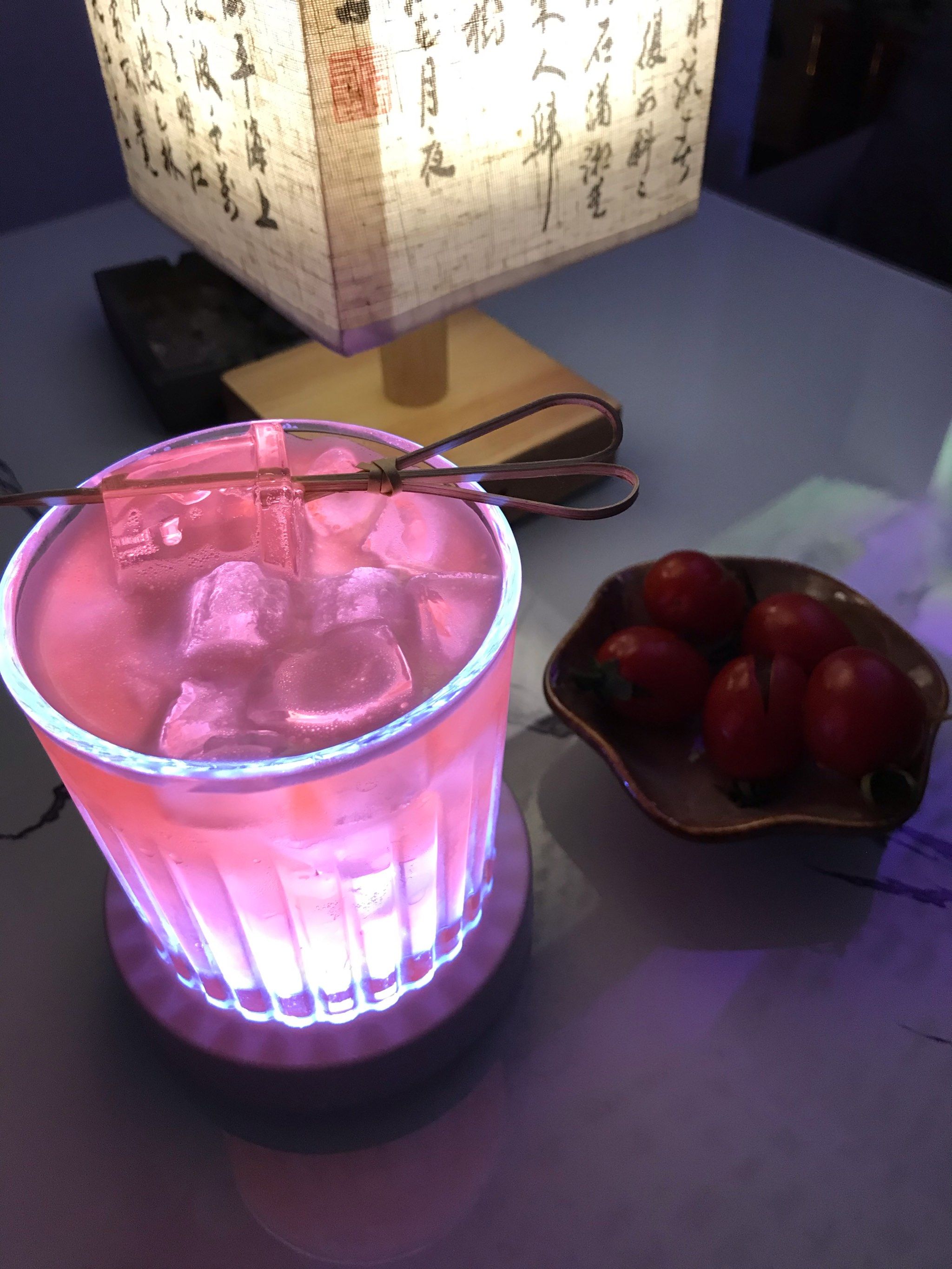 n和朋友过来坐坐,氛围挺好的,可以看到江汉路的夜景,
五杯鸡尾酒