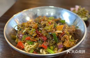 Snow Cabbage Pork Intestine Noodles