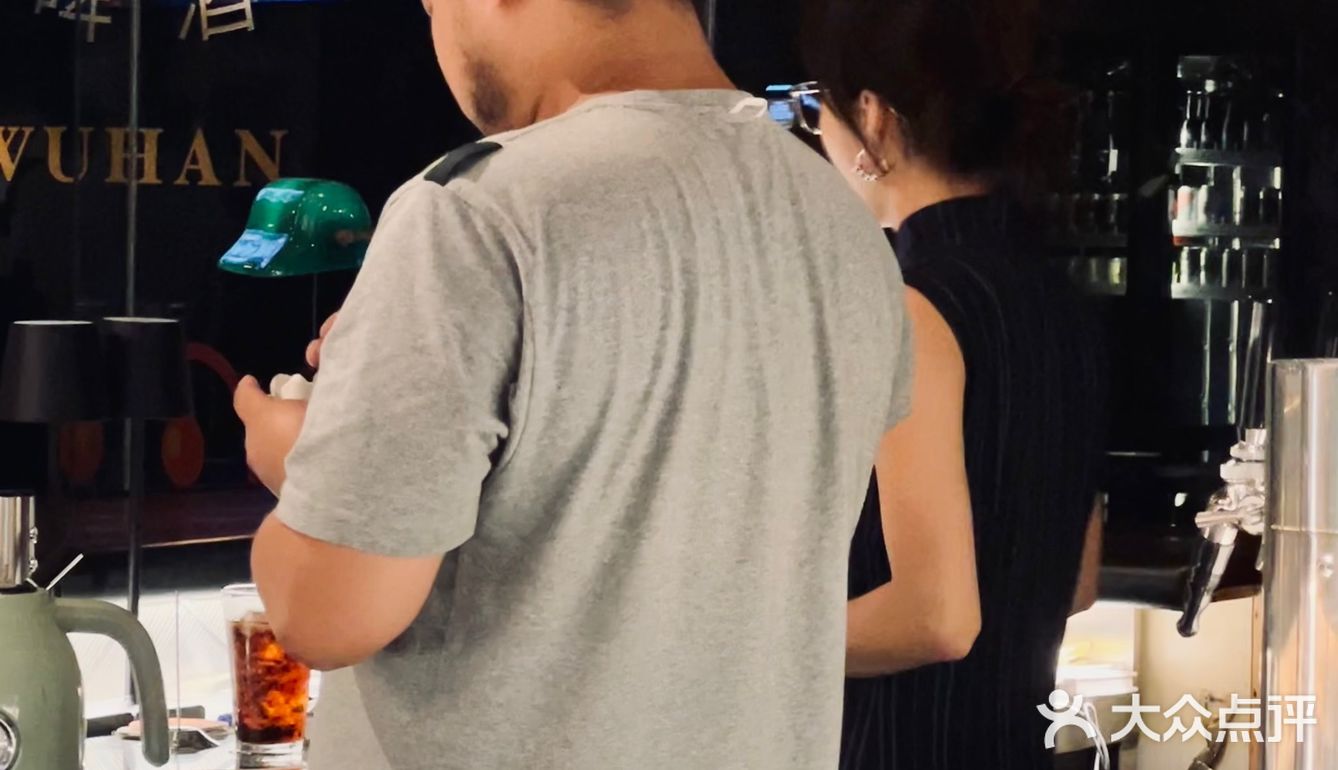 来武汉精酿酒馆喝酒，没想到被汉堡迷到哭