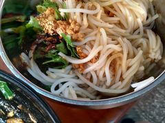 -鸿浩扒猪脚米线