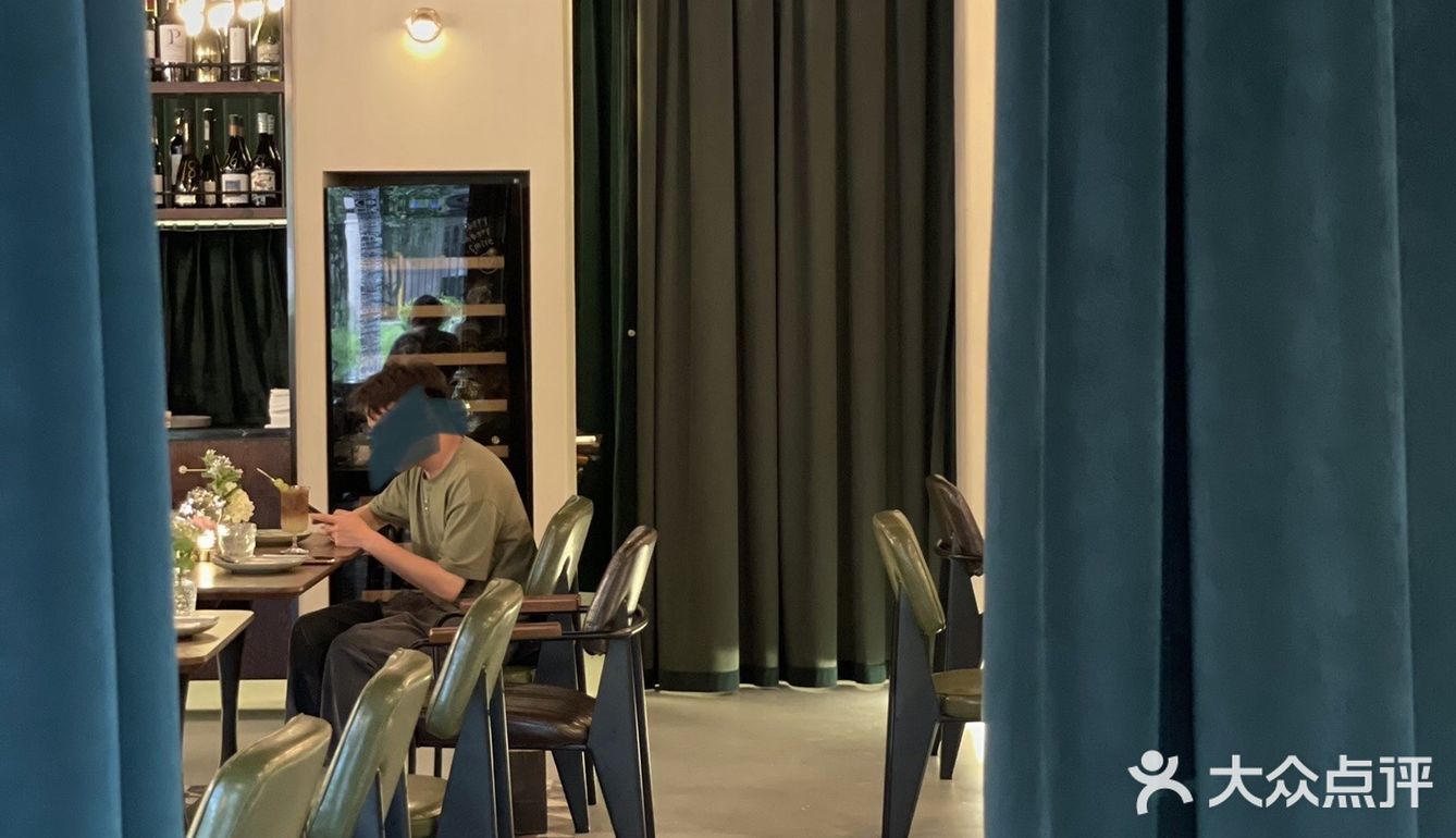 窗口位置往外望就是绿意，没有梧桐树是唯一的遗憾