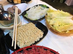 -鲜入围煮花胶鸡海鲜火锅