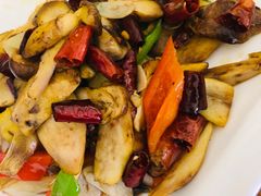 干椒爆炒鲜牛肝菌-云之南(八里庄店)
