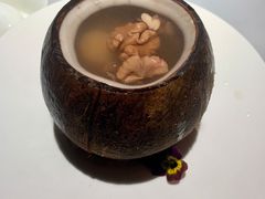 椰子八宝鸡汤-闻见中国海南菜(K11店)