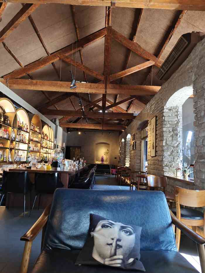 arch-"开在段祺瑞执政府里的酒吧隐隐约约有点民国."-大众点评移动版