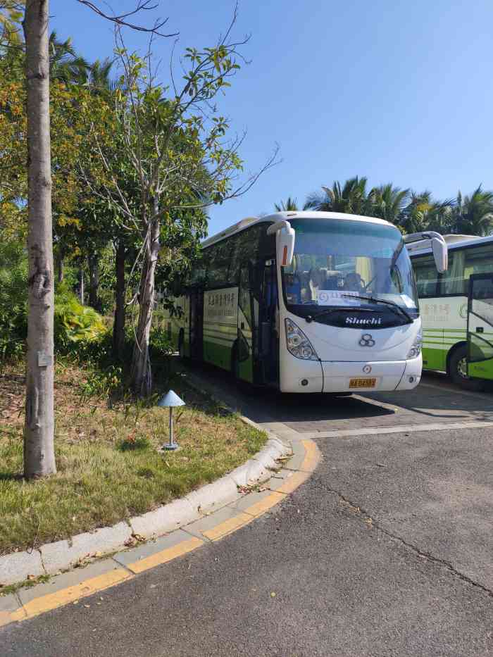 海棠湾9号高尔夫练习场停车场"位于海边的一个高尔夫练习球场,环境