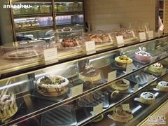 面包甜点陈列柜-老佛爷饼店