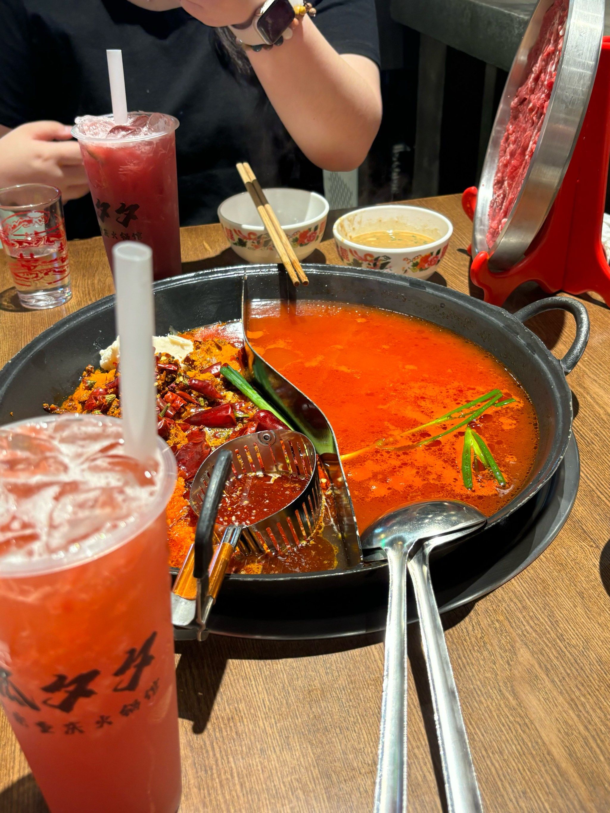 很实惠很好吃#番茄鸳鸯锅 店里环境也不错