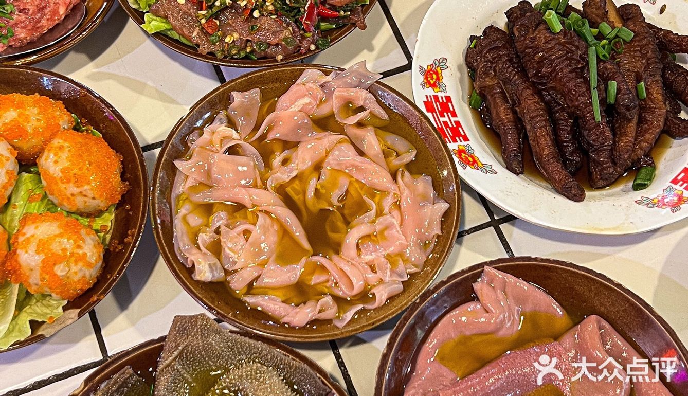 今年暑假火出天际的重庆老火锅|通天排队你敢信？