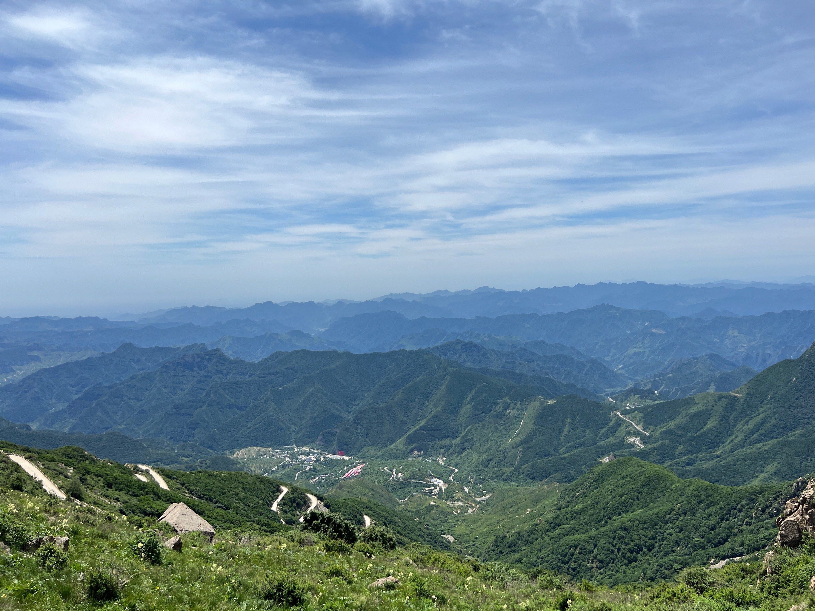 n从白草畔景区进去的话一定坐摆渡车到山顶