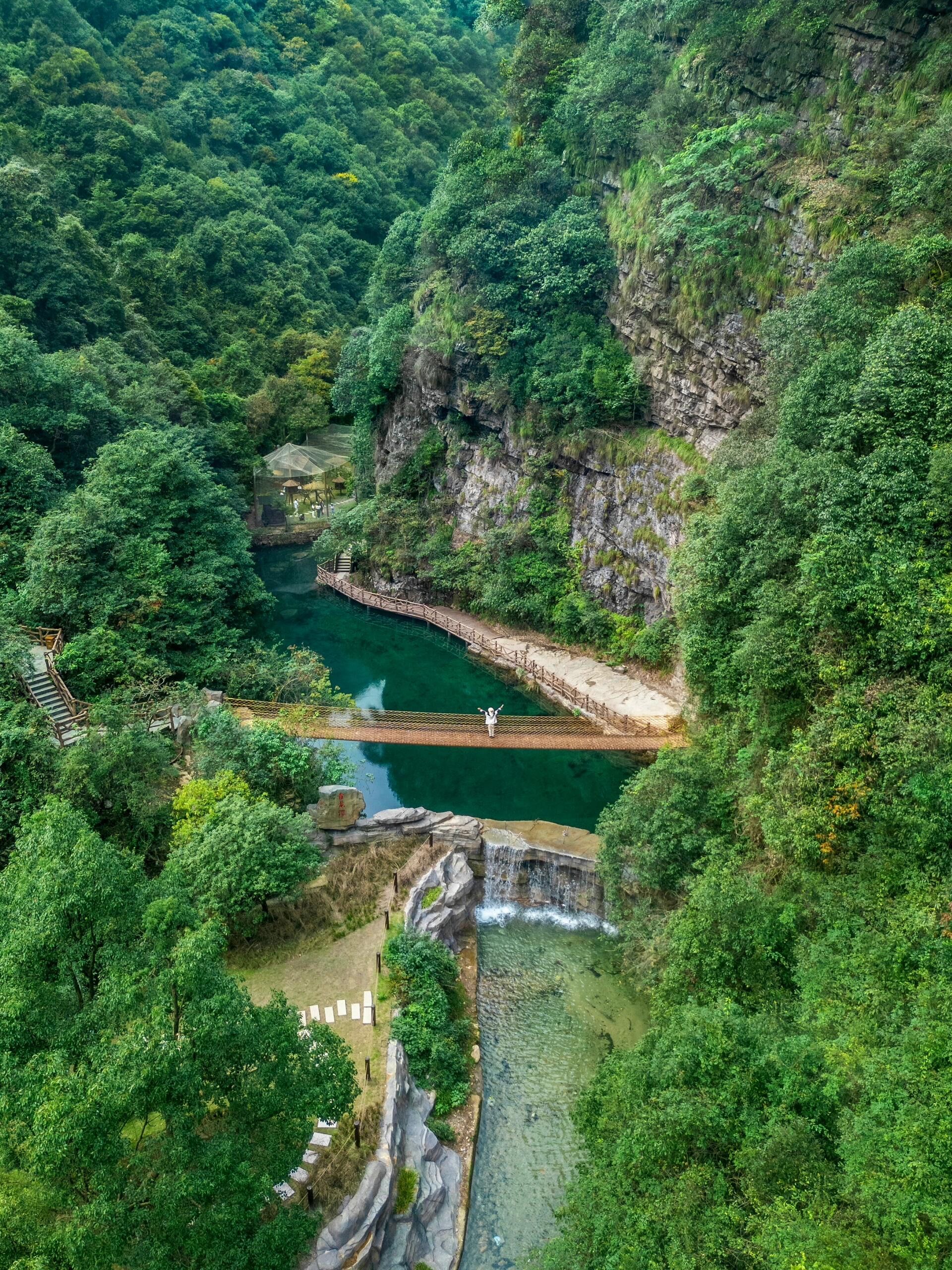 比九寨沟更近
太适合周末放松吸氧遛娃了～
·
📍杭州西山白