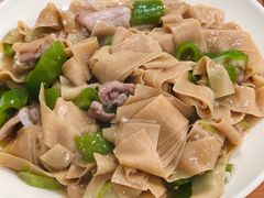 青椒炖豆腐皮-贤花饭店(城阳店)