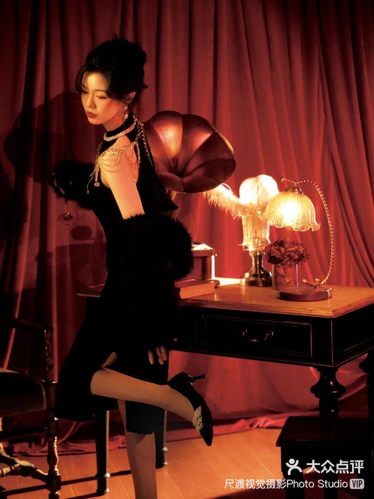 1月28日 10:41 关注 港风回归《繁花》港风复古写真 鎏金岁月的港式