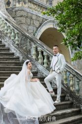 -现代经典婚纱摄影