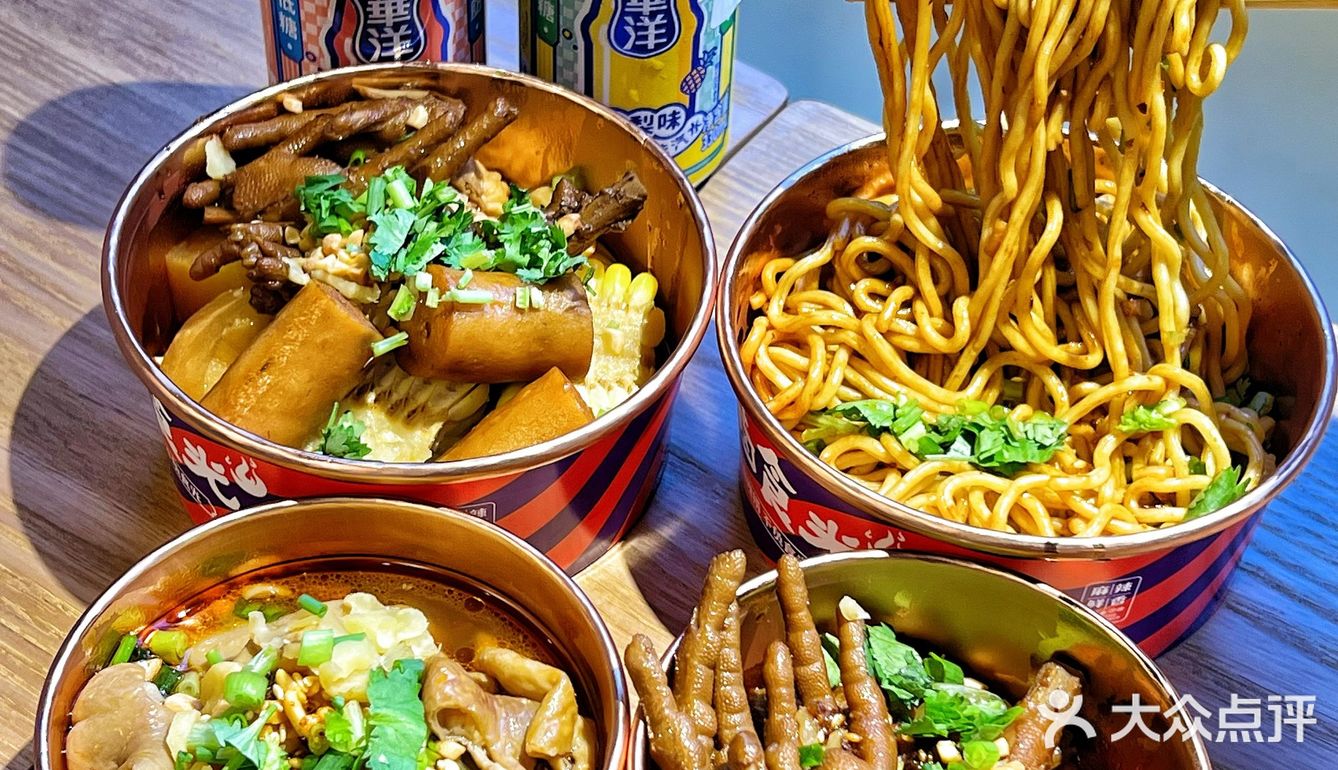 这鸭血肥肠也太好吃了吧👏🏻让人欲罢不能的热卤食光