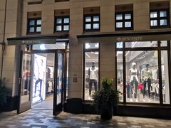 -奕欧来上海购物村停车场