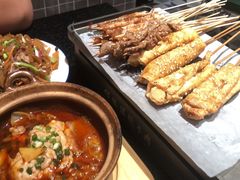 -何妹湿辣牛肉·粤式烧烤砂煲(桂雅路店)