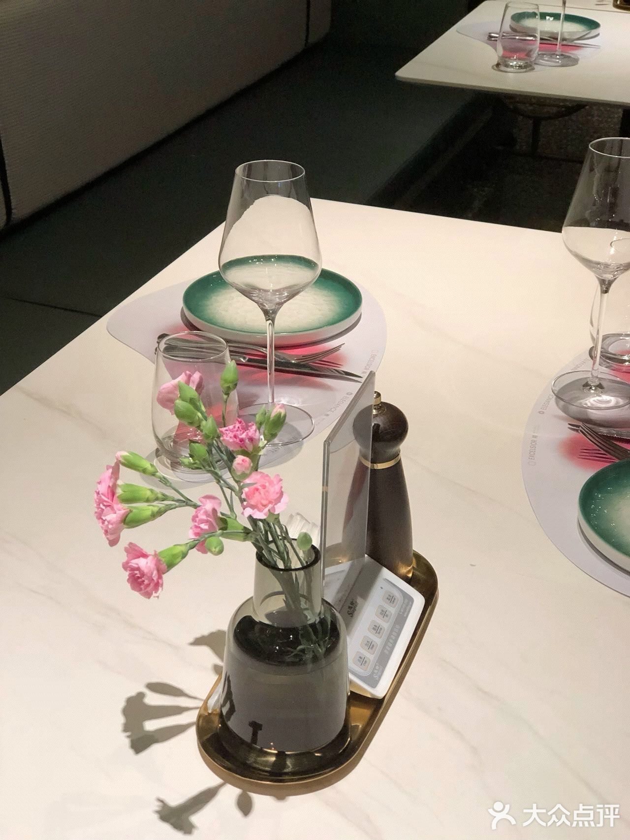 这次朋友定了位置，特意避开饭点